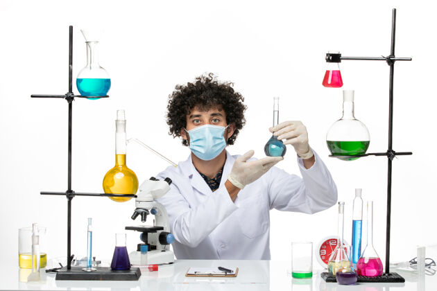 外套正面图：男化学家穿着白色医疗服 在白色空间上戴着口罩实验室专业人员正面