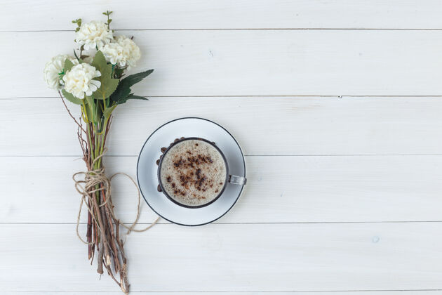 拿铁一组花和咖啡放在一个木制背景的杯子里顶视图自然摩卡烤