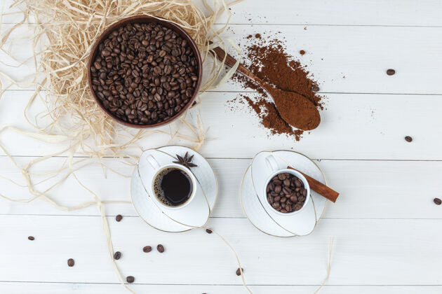 泡沫顶视图咖啡杯研磨咖啡 香料 咖啡豆在木制背景水平香料早餐研磨