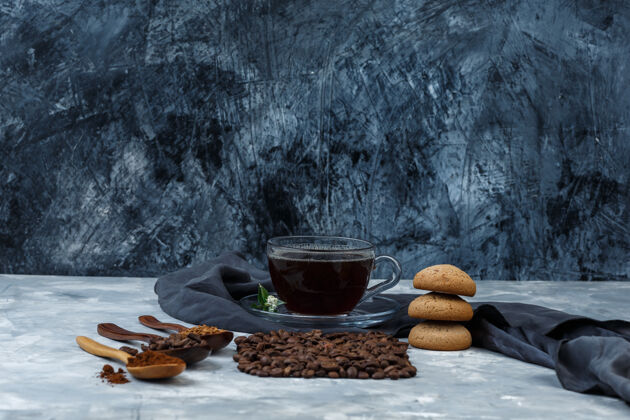 面粉一些咖啡豆 一杯加咖啡豆的咖啡 速溶咖啡 木勺里的咖啡粉木头勺子时间