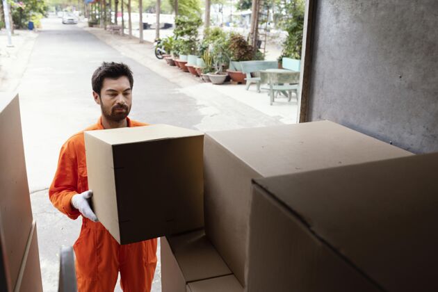 男人送货员用送货箱装车送货生意工人装货
