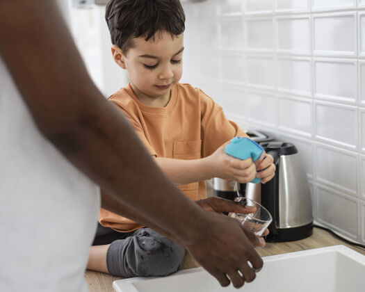 男人特写小男孩帮忙洗碗关系幸福的家庭熟悉