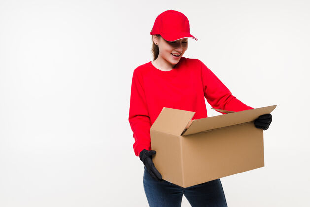 纸板年轻的亚洲女人 穿着制服的送货员邮件纸箱工作
