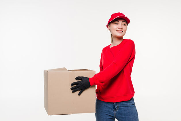 帽子送货员拎着白色的纸板箱服务欢呼电子商务