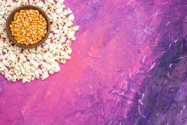 新鲜爆米花电影之夜新鲜爆米花的顶视图材料玉米油漆