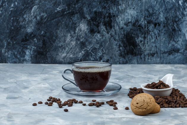 乐趣一套咖啡 饼干和咖啡豆在一个白色瓷壶咖啡想法早餐