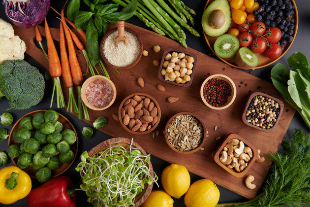 顶视图不同的蔬菜 种子和水果摆在桌上健康饮食平面 俯视图沙拉新鲜水果