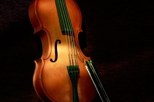 古典黑暗背景下小提琴特写镜头乐器黑暗背景音乐会