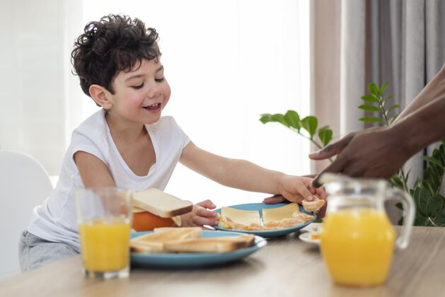 黑人特写小男孩吃托斯特早餐优质时间快乐的人人