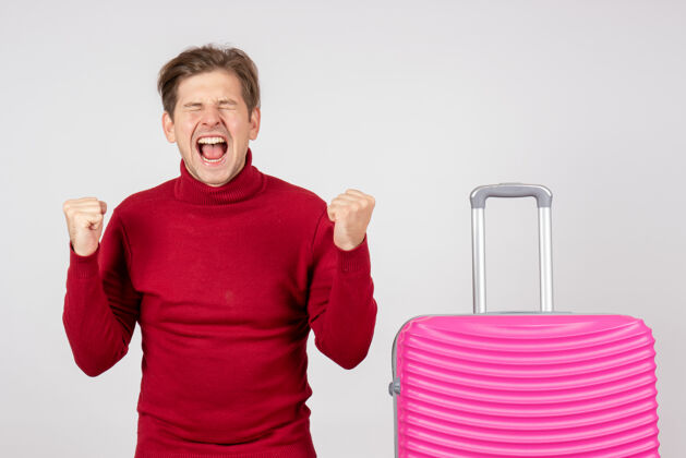情感正面图：年轻的男性 带着粉色的袋子 在白色的背景上欢呼雀跃包旅行海
