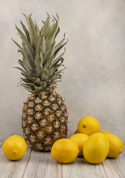 人侧视图新鲜水果 如菠萝和柠檬隔离在一个灰色的表面人营养配菜