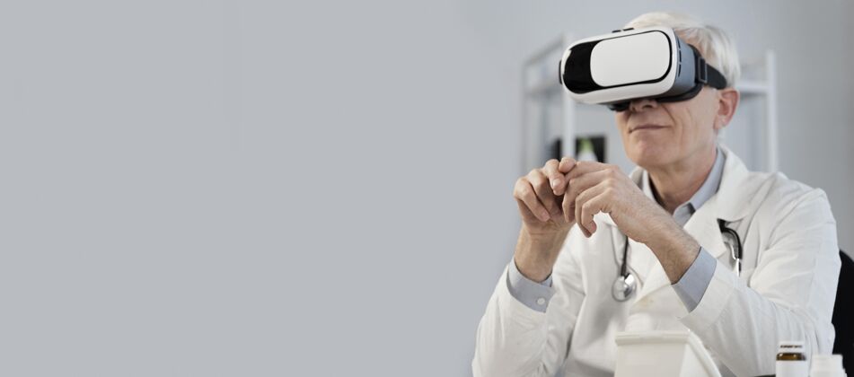 医疗医生戴着虚拟现实护目镜实验室健康实验室