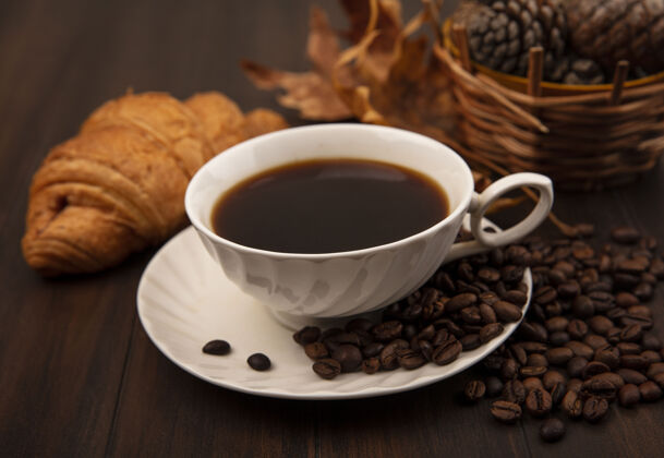 美味一杯咖啡的顶视图 咖啡豆孤立在木制表面上商务人营养