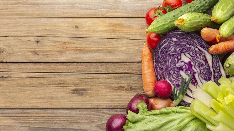 健康木桌上的蔬菜俯视图美味蔬菜水平