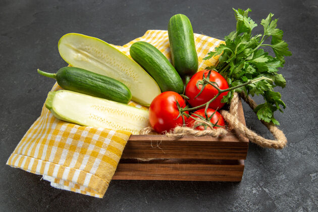 胡椒前视图新鲜蔬菜西红柿黄瓜南瓜和绿色的灰色空间蔬菜绿色西葫芦
