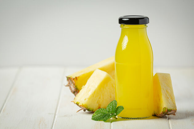 营养白色木质表面的菠萝汁冷自然凉爽