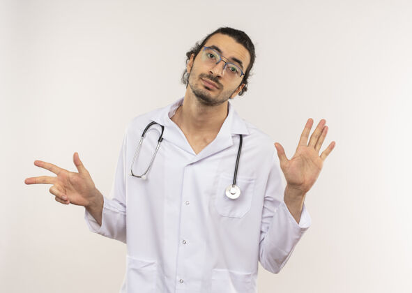 穿年轻的男医生戴着眼镜 穿着白色长袍 听诊器显示不同的数字眼镜显示长袍