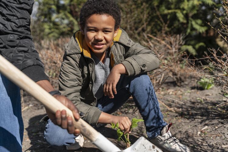 自然学习种树的男孩活动种植培育