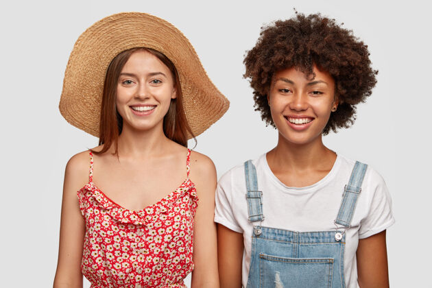 多元文化积极的非裔美国女孩有着牙齿般的微笑 露出洁白的牙齿 穿着工作服多种族T恤工作服