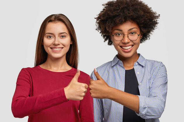 多样性成功的多元化女性成为商业团队 竖起大拇指 同意做一些事情和合作姿势合作满意