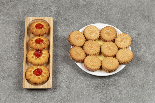 美食花形饼干加果冻和圆饼干放在盘子里饼干甜点果酱