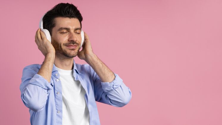 男性通过耳机播放音乐的人的前视图耳机情感情感