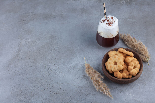 杯子一碗甜饼干和一杯咖啡放在大理石上饼干美味甜点