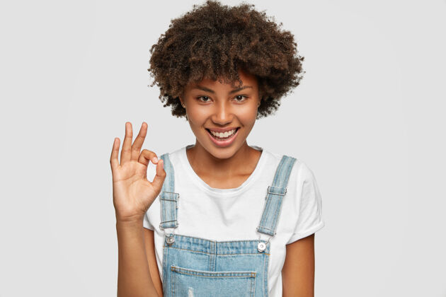 Friends快乐满足自信的非洲裔美国少年用一只手显示出良好的迹象Person手势Expression