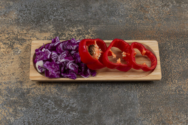 红卷心菜一小部分切碎的卷心菜和切碎的胡椒 放在大理石表面有机美味美味