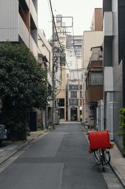 白天美丽的日本城市 街上有自行车路面日本大都市