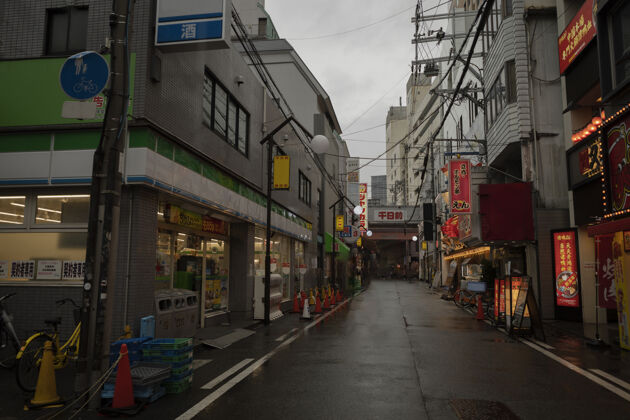 日本晚上下雨后 空荡荡的日本街建筑城市夜晚