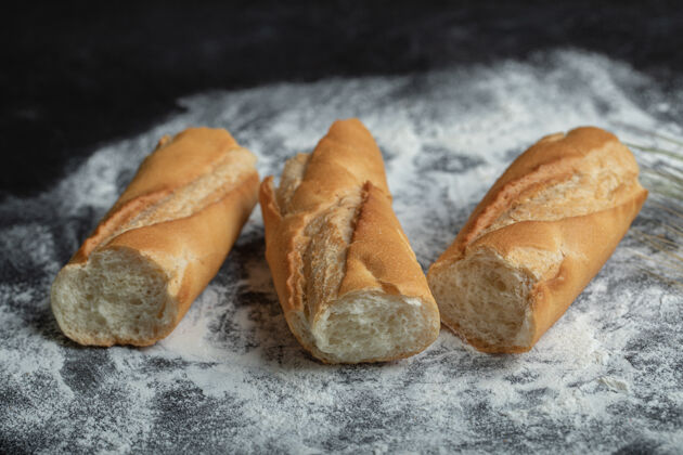 面粉三块新鲜的法式面包加面粉意大利新鲜烹饪
