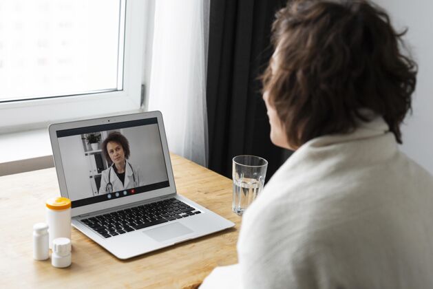 男人生病的年轻人在网上和他的医生交谈护理病人健康