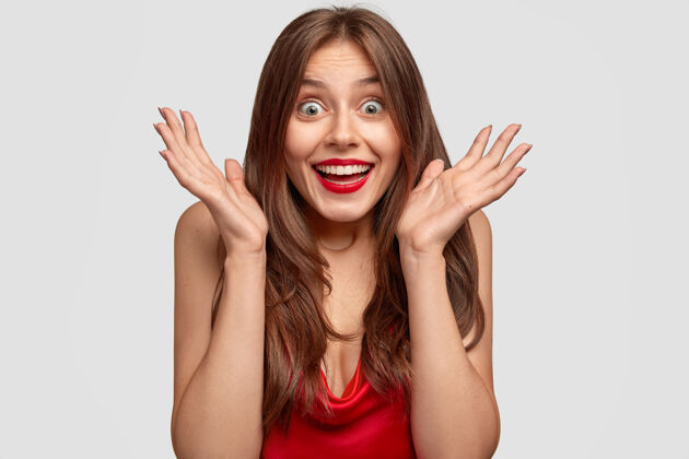 牙齿一个表情开朗的女人 掌心贴着脸 对积极的消息做出反应 不敢相信成功水平牙齿扣