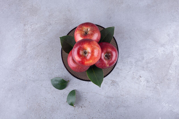 叶子黑色的碗 石头上有闪亮的红苹果苹果有机美味