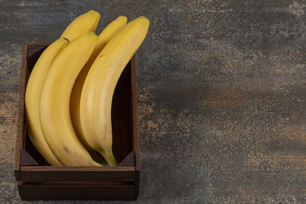 美味成熟的香蕉在盒子里 在大理石表面成熟健的