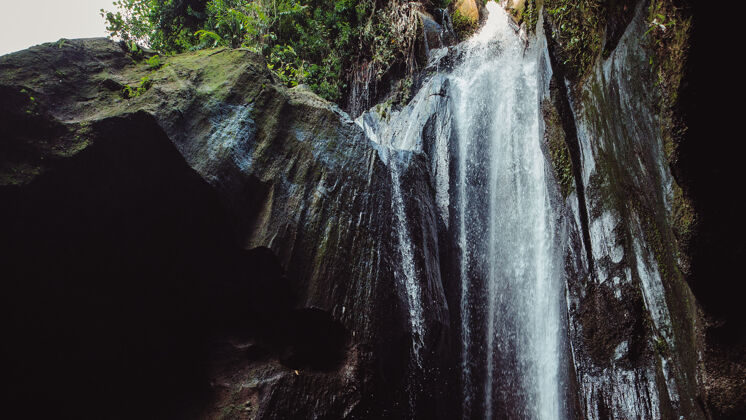 自然瀑布的壮观景色景观野生溪流
