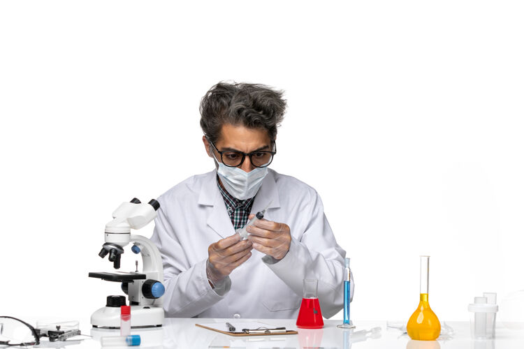实验室外套正面图身穿白色医疗服的中年科学家拿着针剂实验化学科学