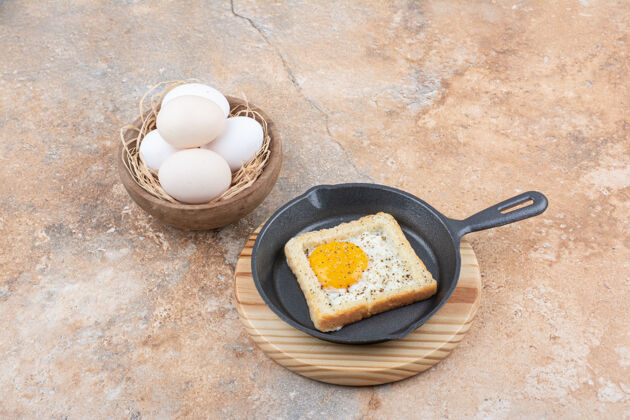 薯条黑锅煎蛋面包配一碗鸡蛋生的面包鸡蛋