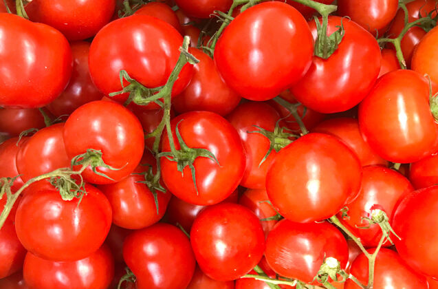 有机番茄串的高角度拍摄营养素食多汁的