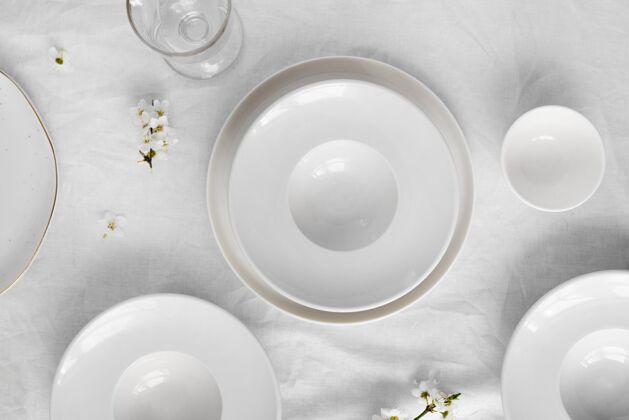 晚餐各种各样的白色餐桌 美味可口餐桌安排午餐