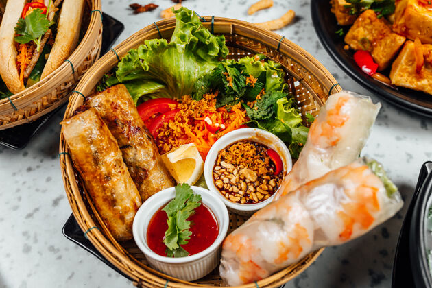 虾美味的越南菜 包括火锅 面条 白墙上的春卷炒锅健康碗