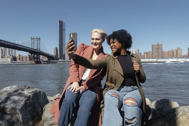 女人中镜头的女人在纽约自拍城市纽约旅行