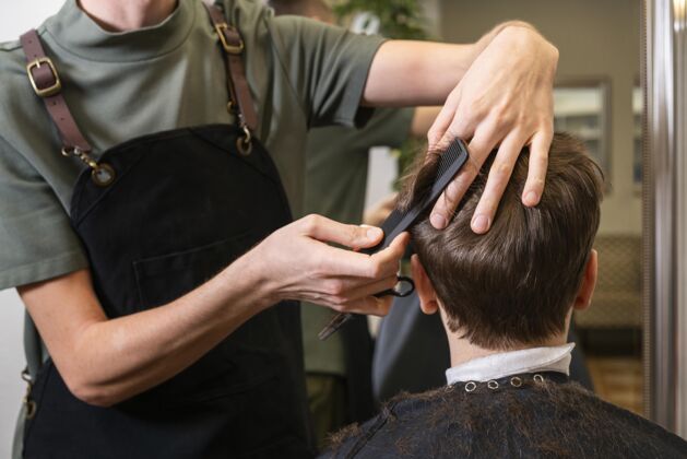 美容剪客户头发的人专业工作护理