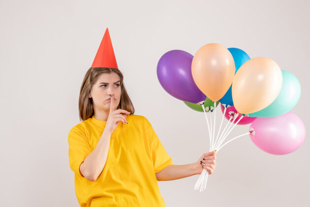 生日手持白色气球的年轻女子情绪庆祝喜悦
