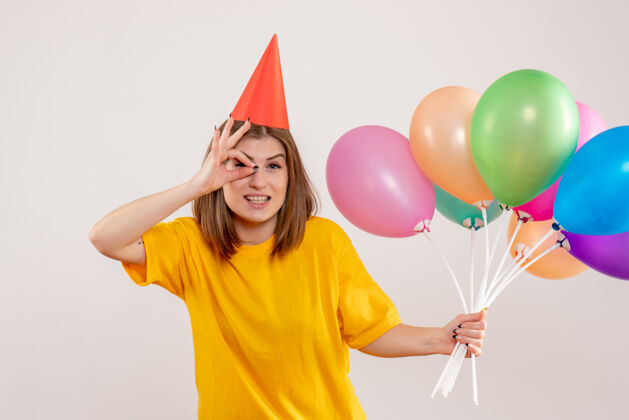乐趣手持白色气球的年轻女子气球生日庆祝