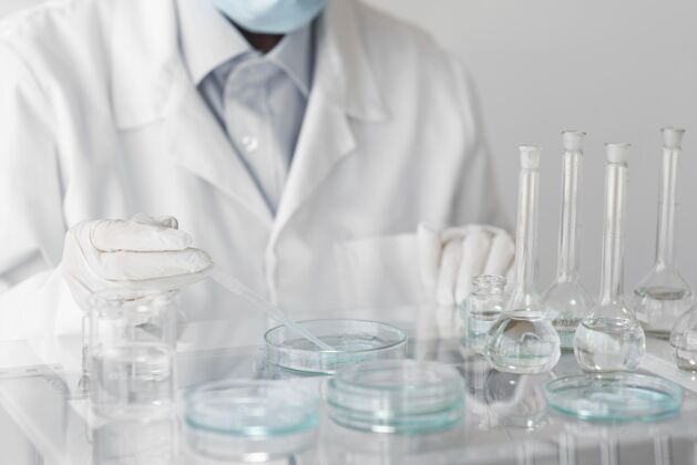 女人在实验室做实验的女人近距离观察实验室实验科学