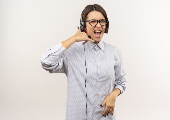 耳机自信的年轻呼叫中心女孩戴着眼镜和耳机做呼号隔离在白色与复制空间标志信心穿
