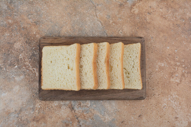 食品木板上的白吐司片面包小麦美味