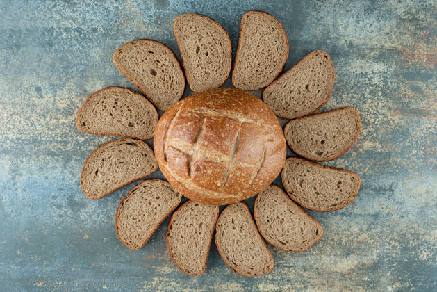 切的一个新鲜的棕色面包片大理石背景面包面包糕点